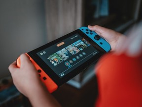 Person holding a Nintendo Switch