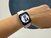 Apple Watch SE 3 in Starlight.